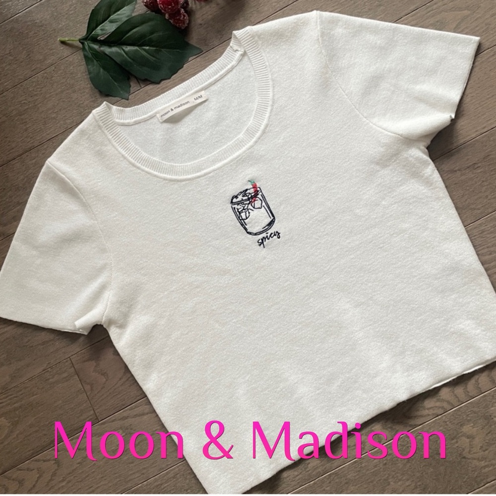 Moon & Madison Cozy White Knit Short Sleeve Sweater Spicy Embroidery M